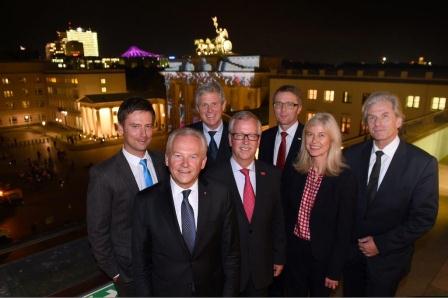 Quadriga Debatte des Stifterverbandes für die Deutsche Wissenschaft in Kooperation mit der Deutschen Gesellschaft für Qualität e.V. zum Thema „Bildung – Made in Germany?“ am 9. Oktober 2014 in Berlin. V.l.n.r.: Sascha Hingst (rbb), Dr. Rüdiger Grube (Vorsitzender des Vorstandes, Deutsche Bahn AG und Vorsitzender des Landeskuratoriums Berlin/Brandenburg im Stifterverband), Prof. Dr. Andreas Schlüter (Generalsekretär des Stifterverbandes), Dr. Jürgen Varwig (Präsident der Deutschen Gesellschaft für Qualität e.V.), Prof. Dr. Micha Teuscher (Rektor, Hochschule Neubrandenburg und Vizepräsident, Hochschulrektorenkonferenz), Julia Merkel (Vorsitzende des Vorstandes, Wuppertaler Kreis e.V. – Bundesverband betriebliche Weiterbildung), Prof. Dr.-Ing. Rolf-Jürgen Ahlers (Geschäftsführender Gesellschafter, ProxiVision GmbH). Bildnachweis: Peter Himsel/Stifterverband