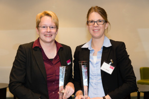 Dr. Nadine Schlüter (l.) und Miriam Jacobs teilen sich als Gewinnerinnen den Walter Masing-Preis 2014.