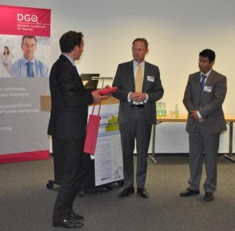 Christoph Pienkoß, Geschäftsführendes DGQ-Vorstandsmitglied, bedankt sich bei den Keynote-Referenten Dr. Jochen Lambers, Senvion GmbH und Prof. Dr. Shahram Sheikhi, Hochschule für Angewandte Wissenschaften Hamburg