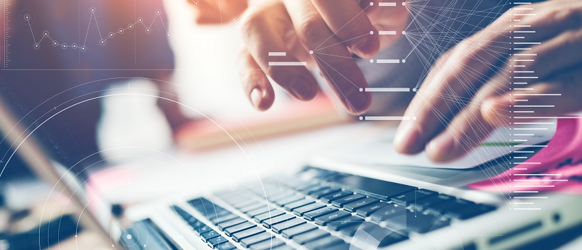 Nahaufnahme beim Tippen auf einem Laptop. Mann arbeitet am Computer. Geschäftsteam im Büro. Besprechungsprotokoll in Bearbeitung. Filmeffekt mit unscharfem Hintergrund. Eingeblendetes Statistikdiagramm und innovative Symboloberfläche.