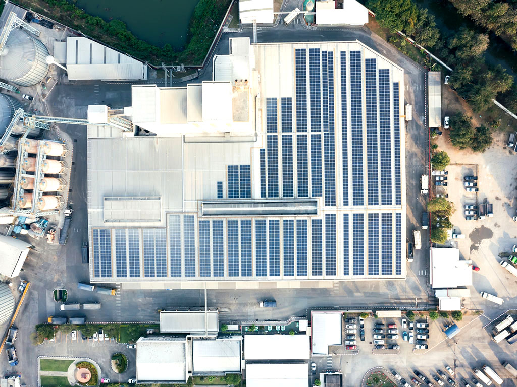 Solarpanele auf dem Dach eines Unternehmensgebäudes.