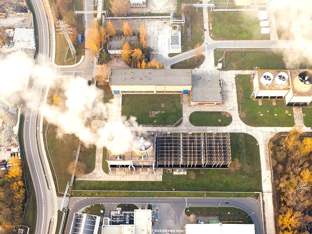 Aufsteigende Emissionen aus einem Fabrikgebäude.
