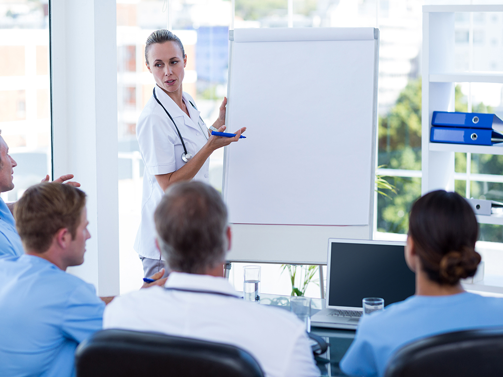 Ein Team Aus Ärzten und Pflegern brainstormt über Maßnahmen zum Qualitätsmanagement.