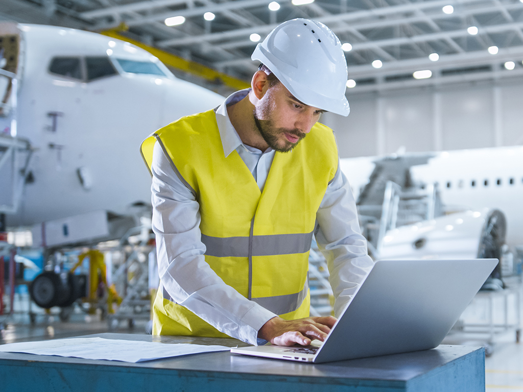 Qualitätsmanager prüft Einhaltung der Vorgaben in der Luftfahrt.