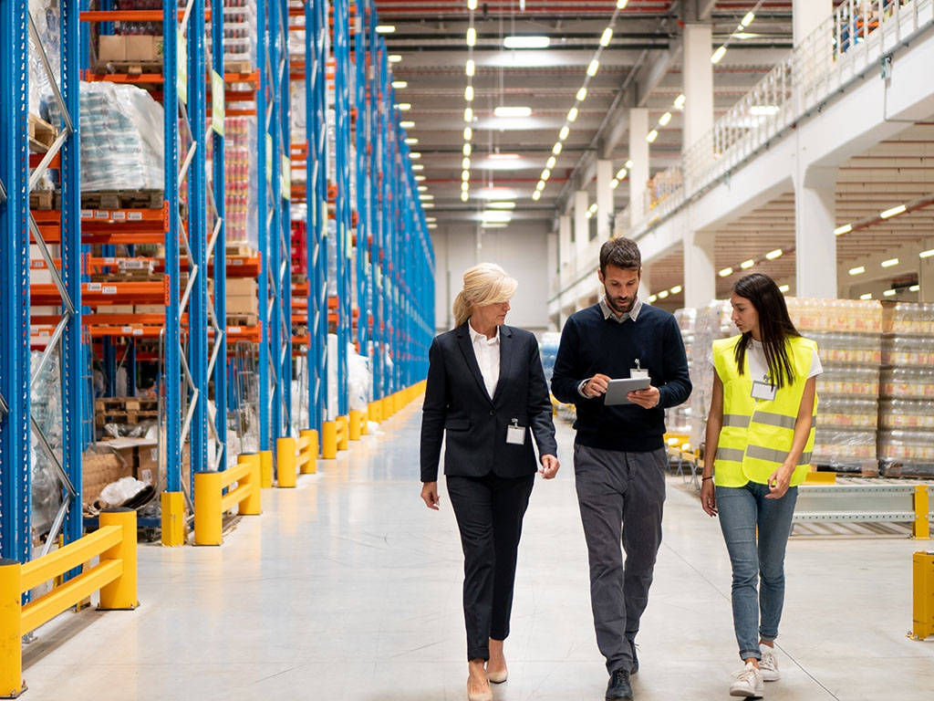 Compliancer Officer arbeitet im Bereich Transport und Logistik.