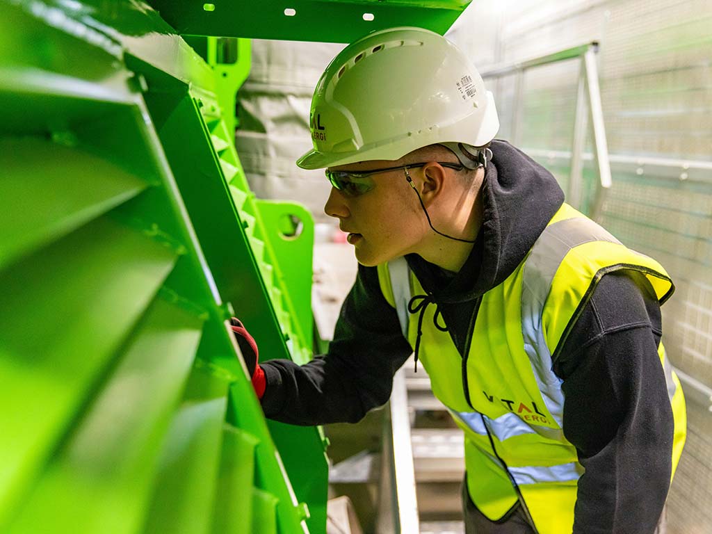 Techniker prüft eine industrielle Anlage – Symbol für technische Präzision und Qualitätssicherung in der modernen Industrie.