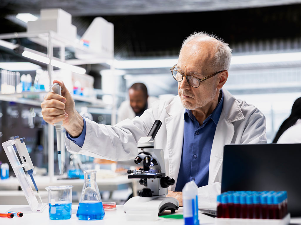 Labormanager im Chemiebereich arbeitet mit einer Pipette.