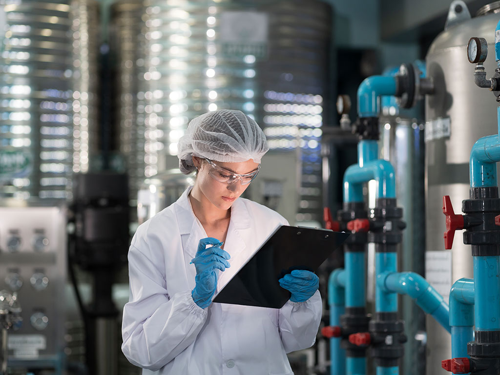 Labormanagerin in der produzierenden Industrie